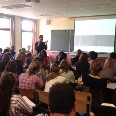 Rencontre entre Dan Van Raemdonck (ULB), spécialiste de la grammaire, et les étudiants de l’Ecole Normale de Braine-le-Comte