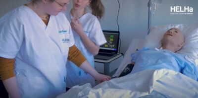 La simulation sur mannequins : un outil clé pour la formation des étudiants en soins infirmiers à la HELHa