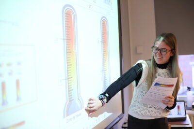 étudiante de la HELHa qui donne cours pour se former à devenir enseignant dans le secondaire
