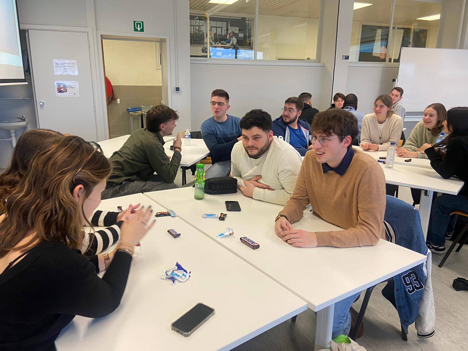 étudiants néerlandophones et francophones qui discutent