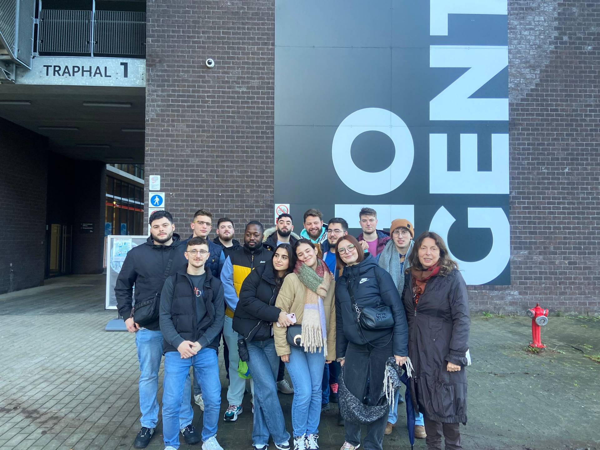 Groupes d'étudiants devant la haute école de gand hogent